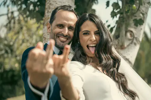 Los novios muestran sus alianzas a cámara entre risas