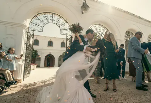 Salida de los novios entre los invitados en el patio de una hacienda andaluza