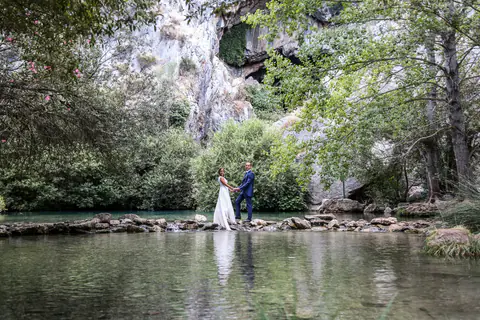 Los novios junto a un río rodeado de vegetación